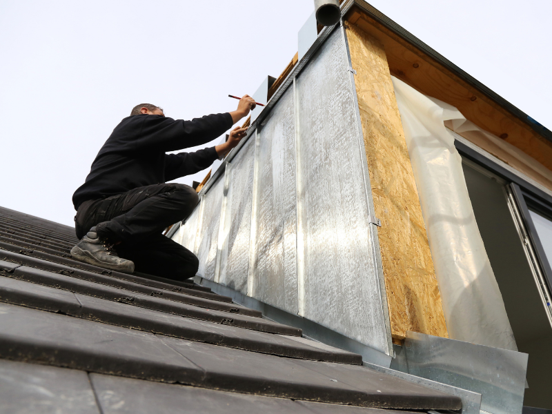 Aannemer bezig met renovatie bij NJ bouw & Techniek